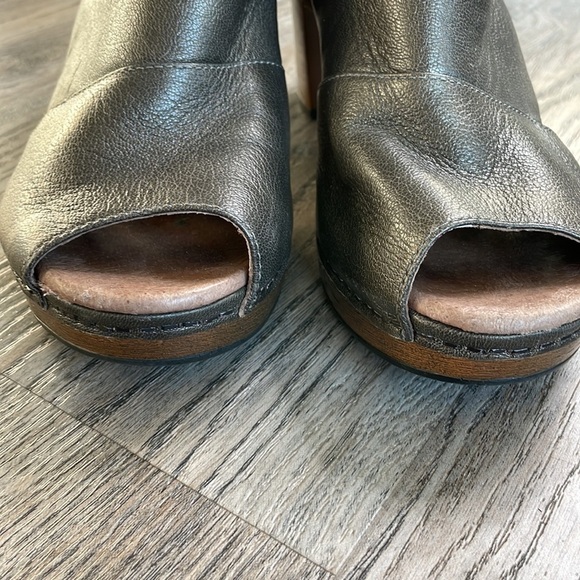 Dansko Delphina Heeled Peep Toe Bootie, Aged Metallic clog, size 40 - Picture 8 of 11